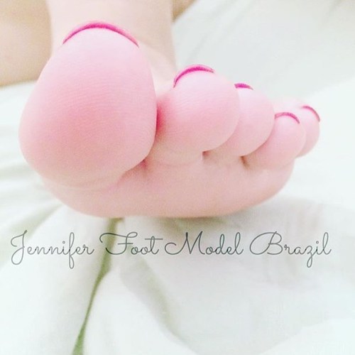 Pintei as unhas (profissionalmente) adivinhem a cor.  #footmodel #podolatria #podo #footfetishnation