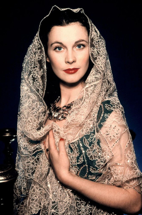 mia-chamois:Vivien Leigh wearing a white lace veil in a studio portrait, circa 1940. 