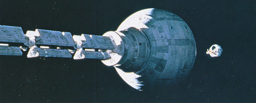 martinlkennedy:  2001 continues it’s hold over me. Images from 2001 A Space Odyssey from Cinefex magazine 85 2001 