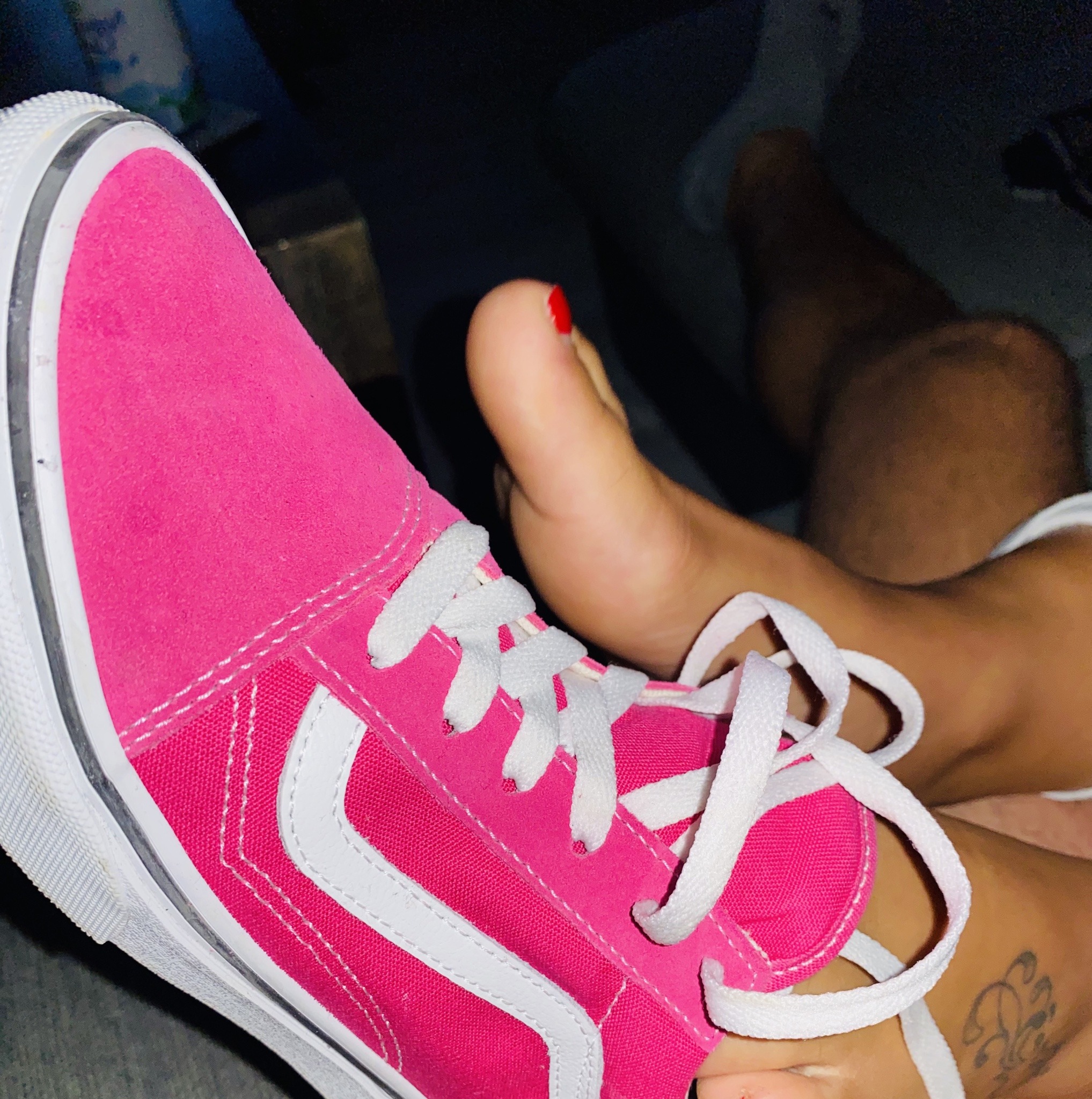 footfetishlifestyle2:Footfetishlifestyle 👣😍 baby girl barefeet in vans😍