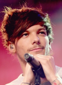midnightmemoeries:  Louis at the “One Direction