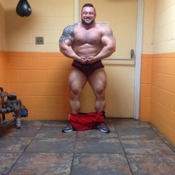 biglugg2k:  5′6, 278lbs