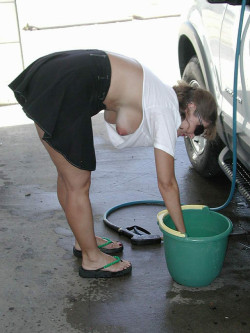 pahornball:  caughttnudegurlx:  See More  Hey, honey! Did you come out to help Mommy wash the car?