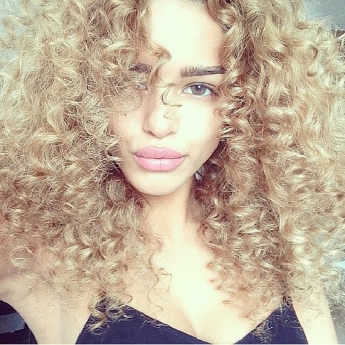 Curly girls all over the world! Moroccan curly girl @nadaadellex #curlygirl #curlyhair #frolicious #