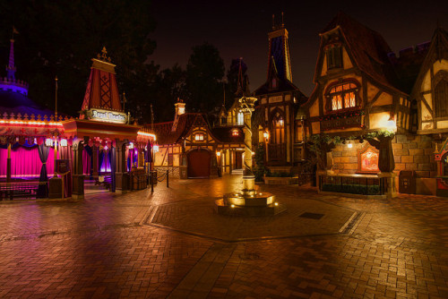 practicallydisney:  Fantasy Faire! #nikon #disney #disneyland #D610 by Jonny Calderon Photography on Flickr.