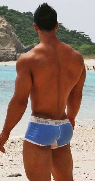 HOT GUYS ON THE BEACH