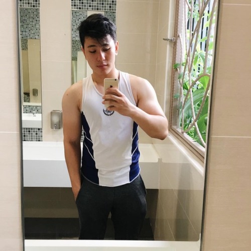 fuckyeahsgbois: Mandatory gym toilet pics