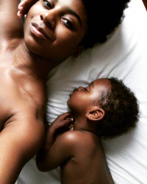 ebmoiadiraz: Me and my homie… #momlife  #blackout  #blackmomma