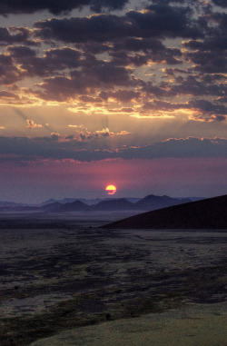 brutalgeneration:  namib desert sunrise by mariusz kluzniak on Flickr. 