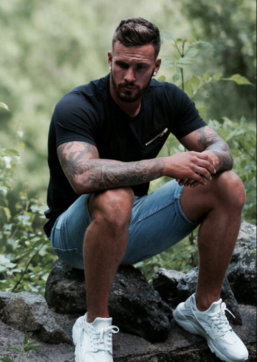 nextdoorgayguy:  rim-runner:  my new bf  Handome, HOT … makes my heart jump, makes me gasp …