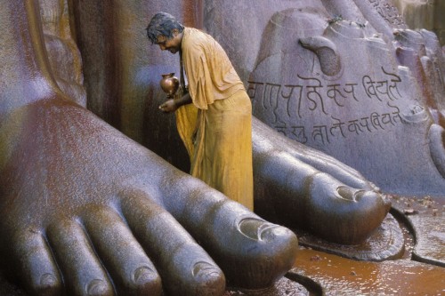 unrar:    Born at the same time and in the same region as Buddhism, Jainism counts just about 4 million followers who nevertheless occupy an important place in the India of today, Christophe Boisvieux.
