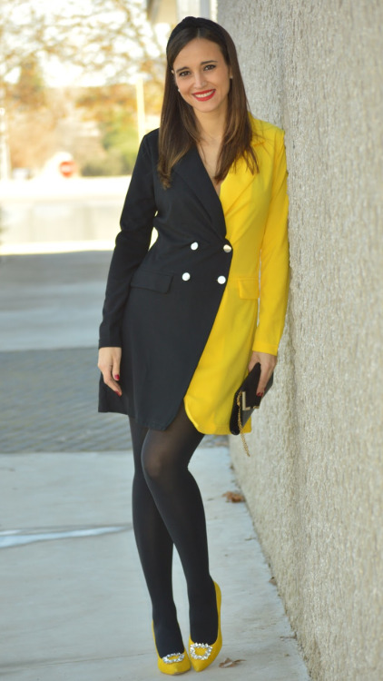 View more pictures at Fashion Tights As first seen on blog 1000 maneras de vestir: Black and yellow 