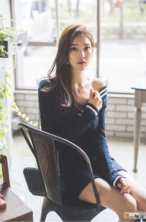 cutiespress:  Jung Yoon Gorgeous fair skinned Korean fashion modelBuzz Girls - buzzwav.c