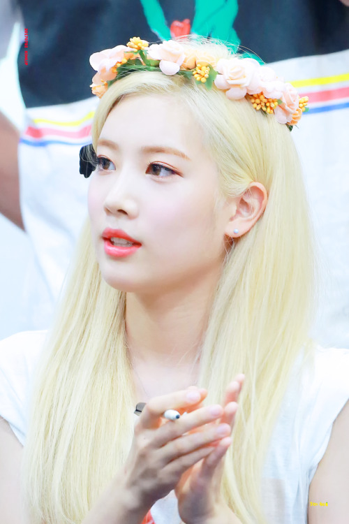 loona-girls:[170702] Books Libro Hongdae Fansigndo not edit | 오늘의 현진‏