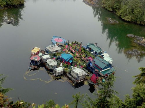 novr:    Artists Wayne Adams and Catherine King spend their days completely immersed in nature – the Canadian couple lives off-the-grid on a floating sustainable island appropriately named Freedom Cove.   