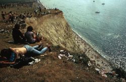 dayzea:  the60sbazaar:  Festivalgoers on the cliffs of the Isle of Wight   wowwww this photo! 