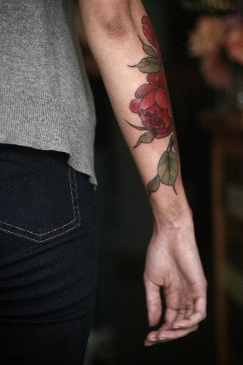 wonderlandtattoospdx:  alicecarrier:  i love tattoos that wrap well, but i hate trying to get good pictures of them haha!  thanks so much for coming up to portland, chelsea!   wrap around roses by alice carrier