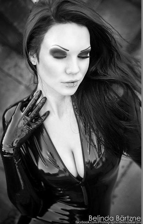 latexandfetishes:  Black latex forever ! ;-)