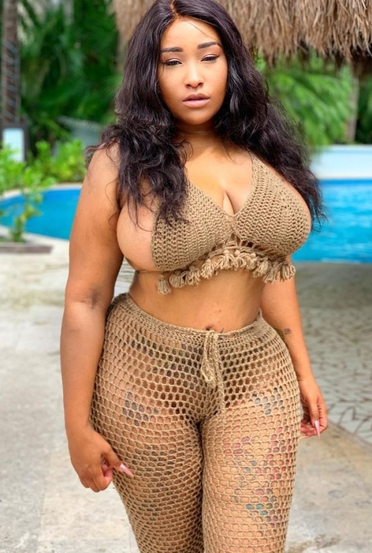 kingjazziedad:  DeliciouslySexy. Curvy. Luscious. BootiDelicious..Ms NikiaRenee 💙💜💛
