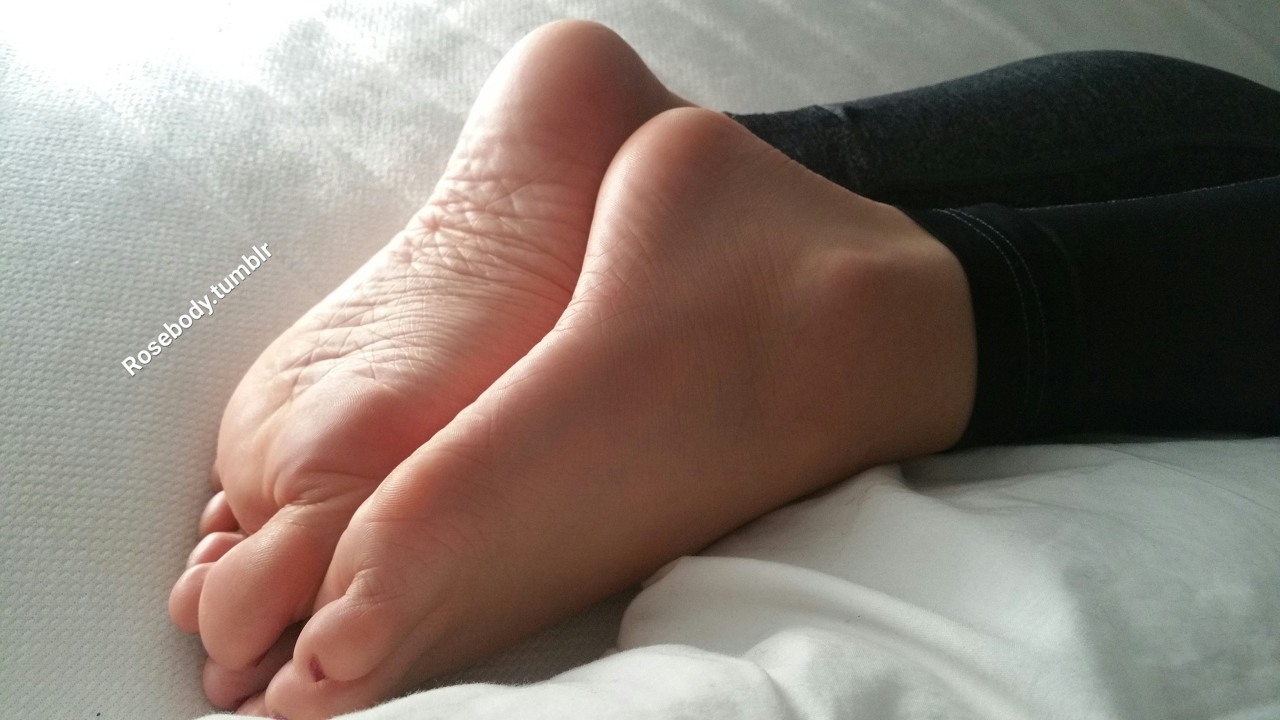 rosebody:This is why you always should flirt with yoga pants girls, our workout feet