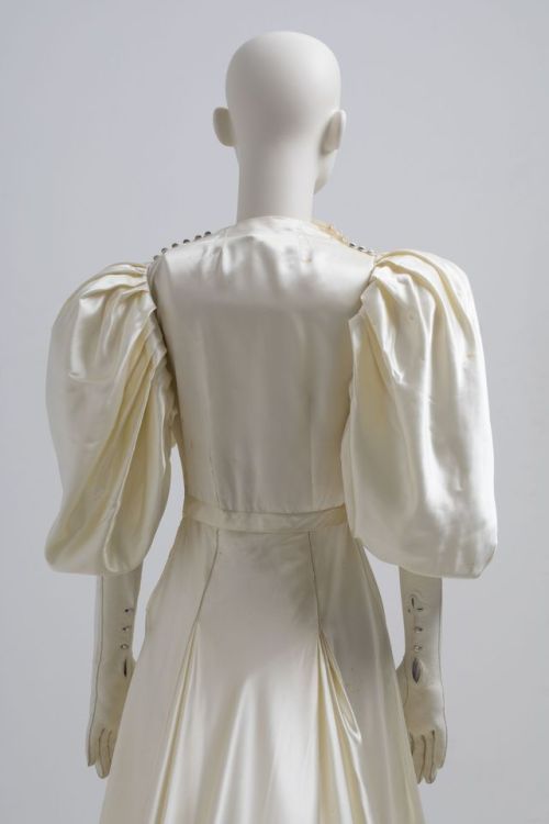 fashionsfromhistory: Wedding DressDavid Jones Ltd1939Museum of Applied Arts &amp; Sciences