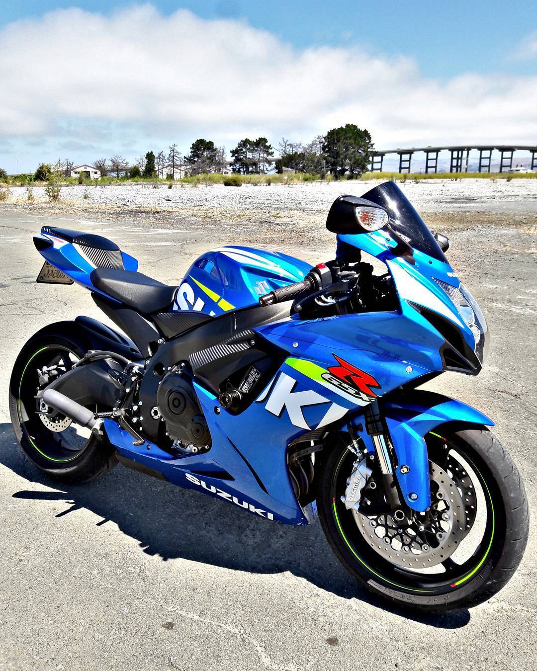 motorcycles-and-more:  Suzuki GSXR 600   https://www.facebook.com/MototcyclesAndMore/ 
