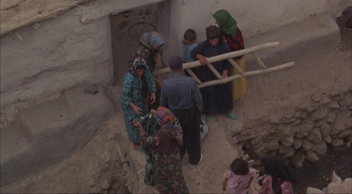 365filmsbyauroranocte:  The Wind Will Carry Us (Abbas Kiarostami, 1999)  