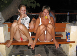 drunkupskirt:  Sexy drunk girls flashing their goods