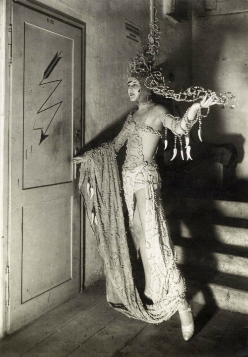 Behind the scenes of the Vienna revue &ldquo;Alles aus Liebe&rdquo; 1928