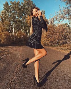 suki2links:  I ❤️ her cute mini dress and high heels, she has long beautiful legs💋💋💋💋💋