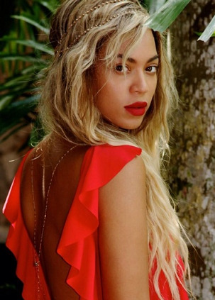 howtobeafxxkinglady:  No one can rock a red lip like Beyoncé can &lt;3