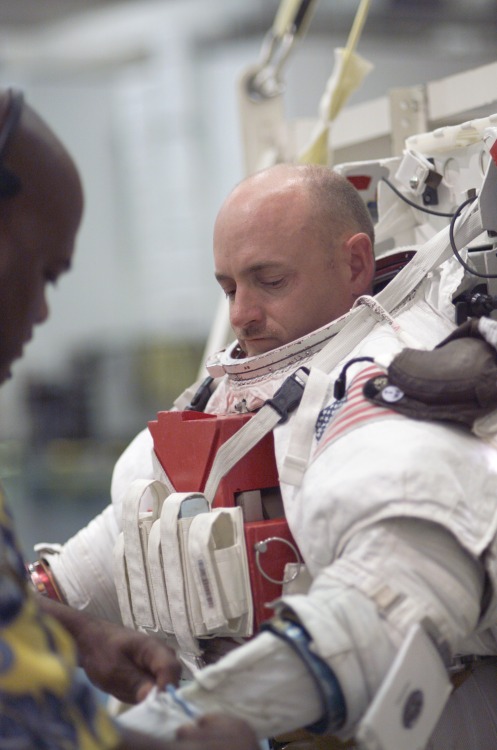 STS-121 Pilot Mark Kelly in a training version of the EMU suit at JSC&rsquo;s Neutral Bouyancy L