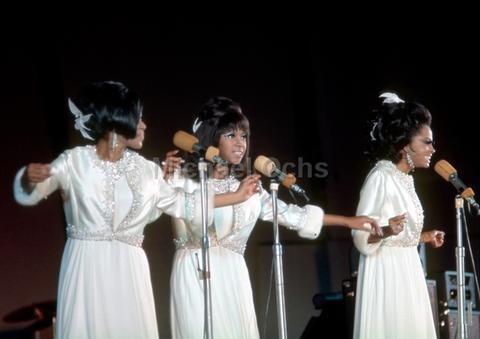 thecloudedminded: Cindy Birdsong’s first performance with The Supremes. April, 1967 at the Hol