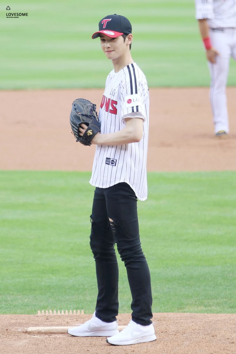 astrofantastic:    럽썸은우 || Do not edit photo or delete caption