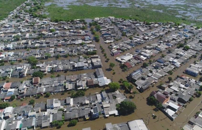 Picture taken in Eldorado do Sul. An aerial view of a flooded neighborhood, partially submerged in water.