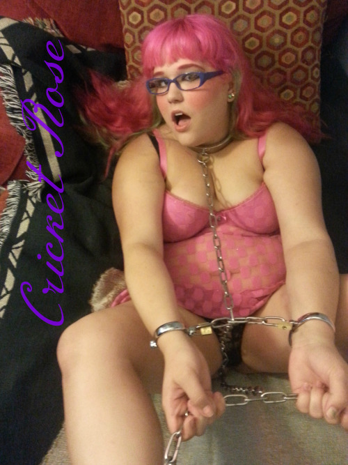 cricketrosethorn:  Check out these cool chains. Wouldn’t you like to have me on a leash, at your command?  I’m taking cam and phone calls on Niteflirt right now!  New Niteflirt Members get 3 free minutes! 