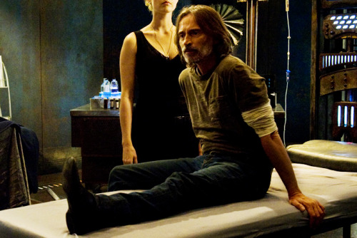 woodelf68:thechloris:Robert Carlyle - SGUA picture set of Rush lying prone and supine or sitting on 