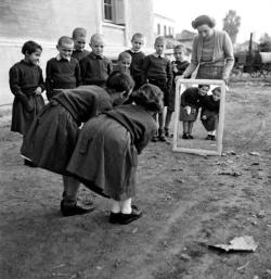 varietas:  Voula Papaioannou: Girls playing, c.1945