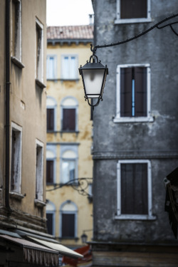 el-mo-fo-to: that little alley | venice, italy © Lorenzo Montezemolo [tumblr | instagram] 