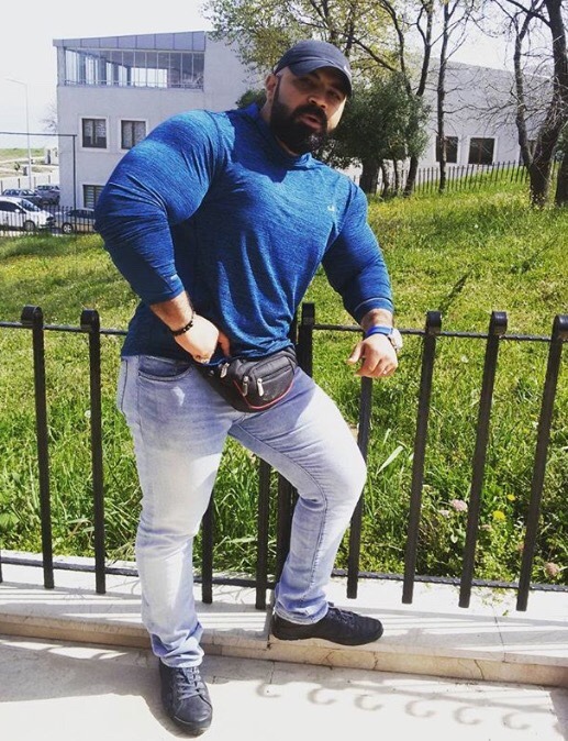 blkguylovesbears:  Big hunk wearing tight jeans 