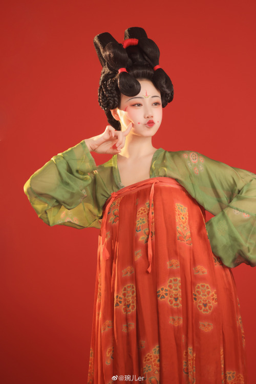 ziseviolet:fuckyeahchinesefashion:©琬儿er Chinese hanfu in Tang dynasty-style.