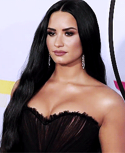 demetrialuvater:Demi Lovato attends 2017 American Music Awards Red carpet