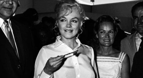 Not really into MMonroe but she looks soooo pretty in these pics