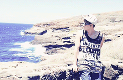 damnhaehyuk:  Hyukjae in Hawaii. (◡‿◡✿) 