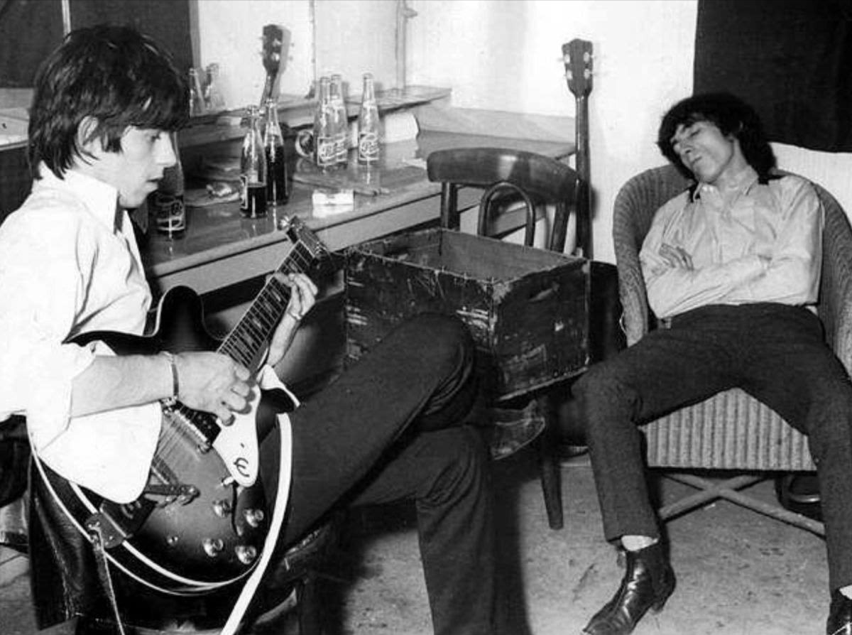gayrockstars:  reblog if u would take advantage of that nifty sitting position and