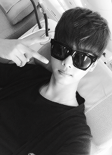 daegyo:  9 Hakyeon x V sign selcas 
