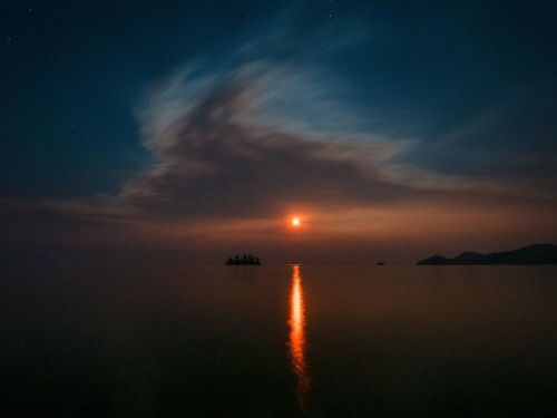 Moonrise and smoke 2. . . #flatheadlake #montana #moonrise #landscapephotography #micro4/3 https://