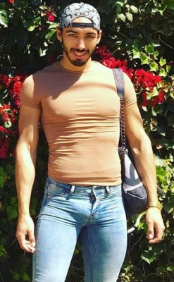 skintightjeansguy:  skintightjeansknifevandal: lycjoe: Hot tight  My guess is he’s going commando! Beautiful faded skintight jeans bulge! 🔥 Every guy should go commando in tight jeans! Makes for a more fun world.   Yeah, more and more guys I think