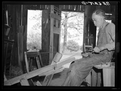 William Stamper (82 years old) and his wife, who have lived in the Ozarks for fifty years (Missouri,