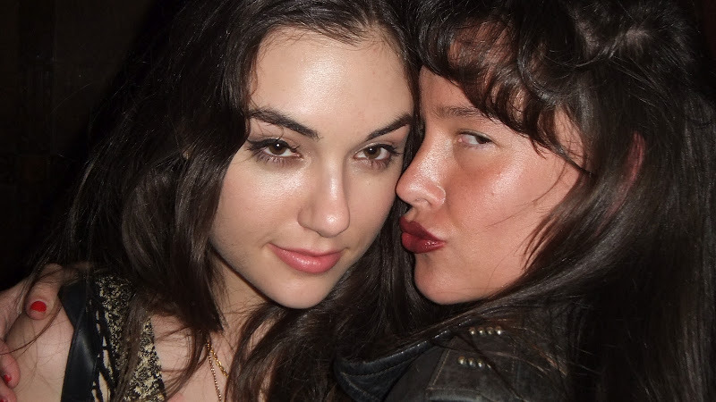 islandprincesa:  shejla24:  paz de la huerta and a fan  ♡ 